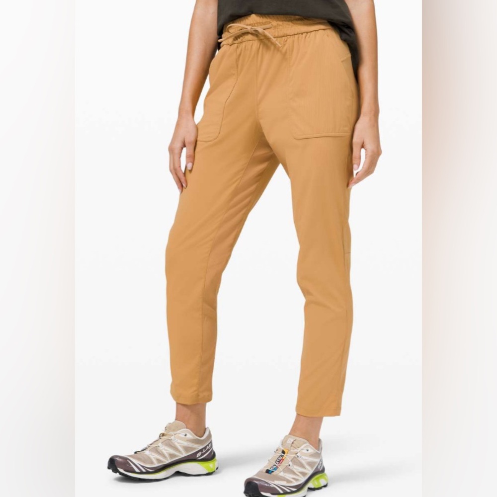 LULULEMON Beyond the Studio Pant Slim
Gold Buff size 8